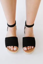 Lade das Bild in den Galerie-Viewer, WeeBoo Every Step Espadrille Platform Sandal in Black
